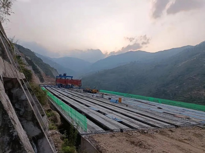 元绿高速东红普春2号大桥t梁架设成功